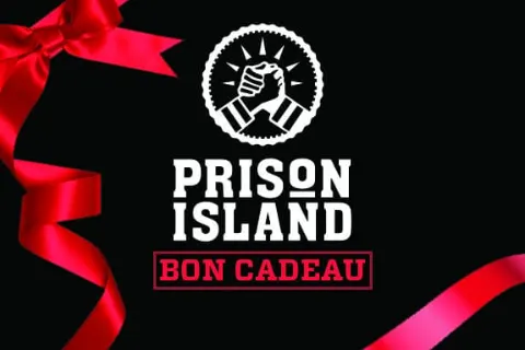 Carte cadeau Prison Island, présentée avec un ruban rouge