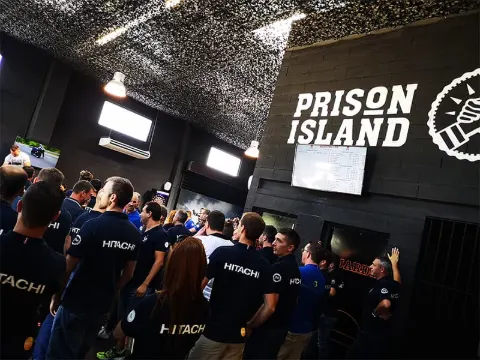Grand groupe de joueurs rassemblé sous l'enseigne Prison Island