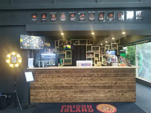 Le bar de Prison Island Montpellier, avec son comptoir et ses tables hautes